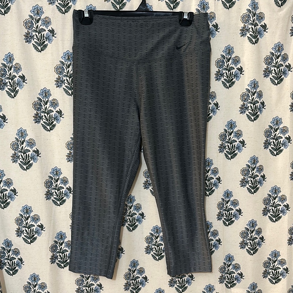 Women’s Nike Gray Capri Leggings for Active Wear Size Medium